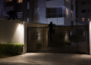 Dupla escala portão e tenta invadir condomínio em SP